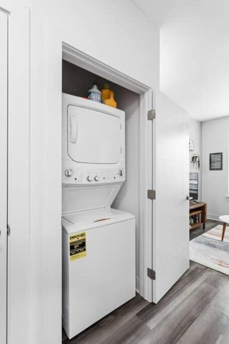 Mid-Century Modern Studio Cozysuites Downtown Indianapolis Bagian luar foto