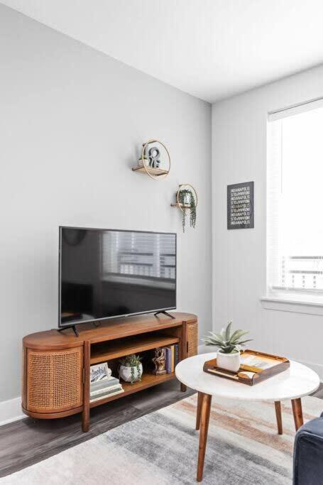 Mid-Century Modern Studio Cozysuites Downtown Indianapolis Bagian luar foto